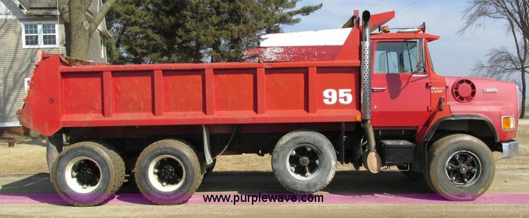 image for item I4042 1985 Ford L9000 dump truck