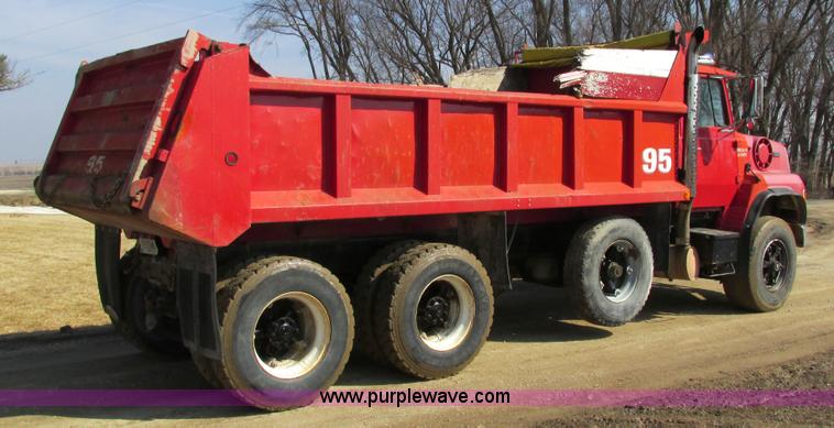 image for item I4042 1985 Ford L9000 dump truck