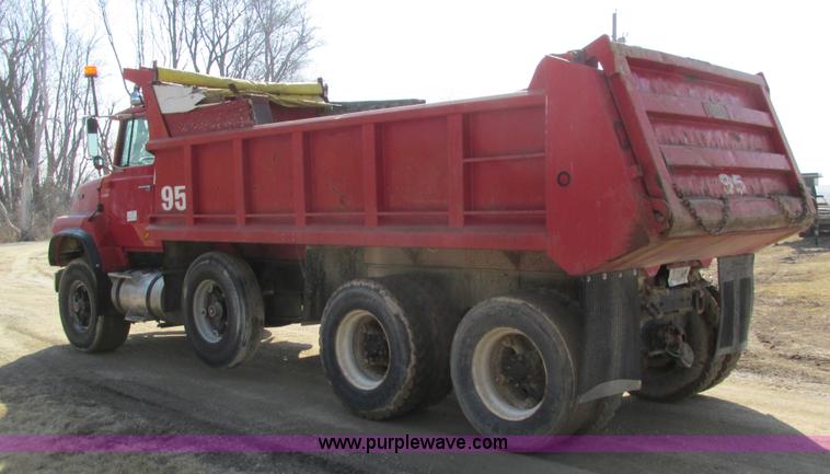 image for item I4042 1985 Ford L9000 dump truck