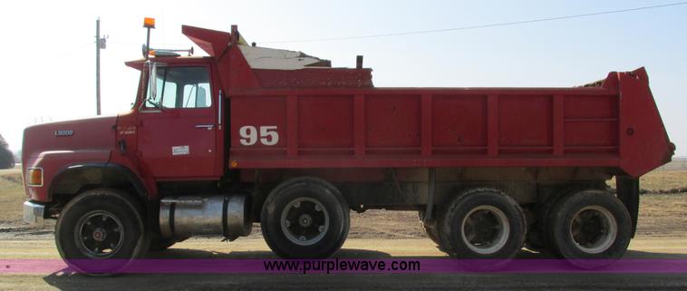 image for item I4042 1985 Ford L9000 dump truck