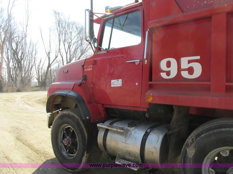 image for item I4042 1985 Ford L9000 dump truck