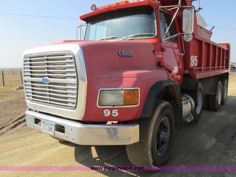 image for item I4042 1985 Ford L9000 dump truck