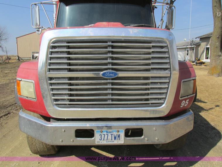 image for item I4042 1985 Ford L9000 dump truck
