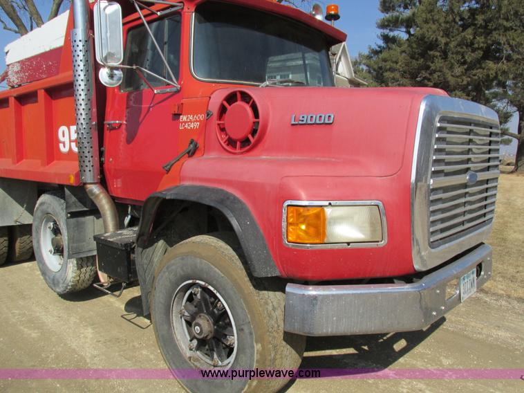 image for item I4042 1985 Ford L9000 dump truck