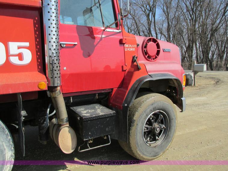 image for item I4042 1985 Ford L9000 dump truck