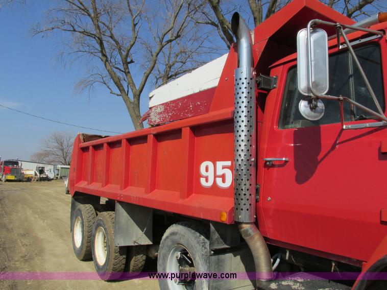 image for item I4042 1985 Ford L9000 dump truck