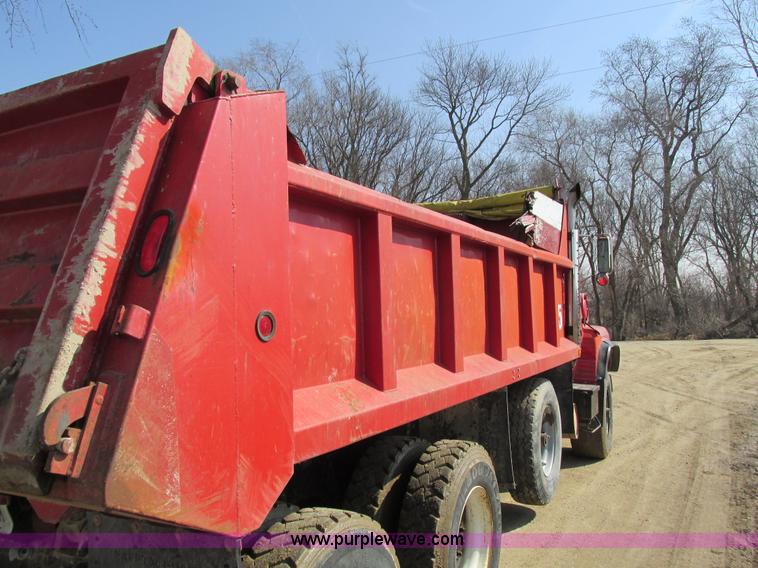 image for item I4042 1985 Ford L9000 dump truck