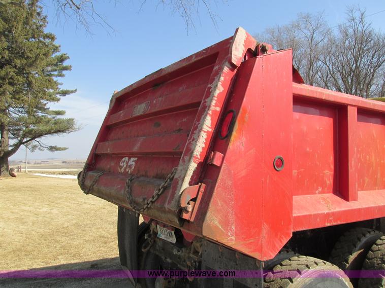 image for item I4042 1985 Ford L9000 dump truck