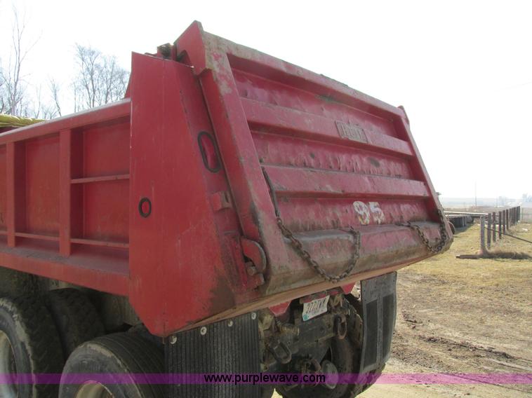 image for item I4042 1985 Ford L9000 dump truck