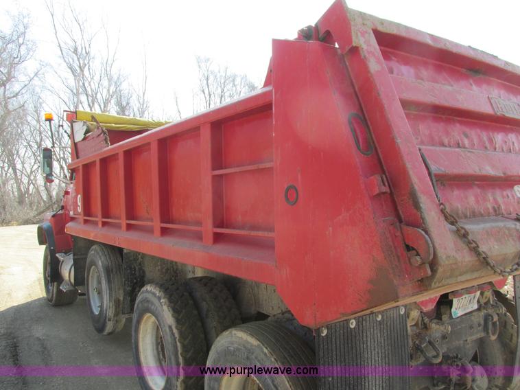 image for item I4042 1985 Ford L9000 dump truck