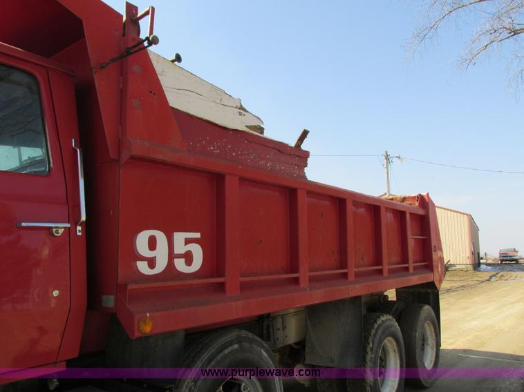 image for item I4042 1985 Ford L9000 dump truck