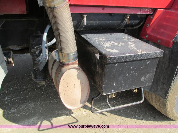 image for item I4042 1985 Ford L9000 dump truck