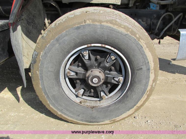 image for item I4042 1985 Ford L9000 dump truck