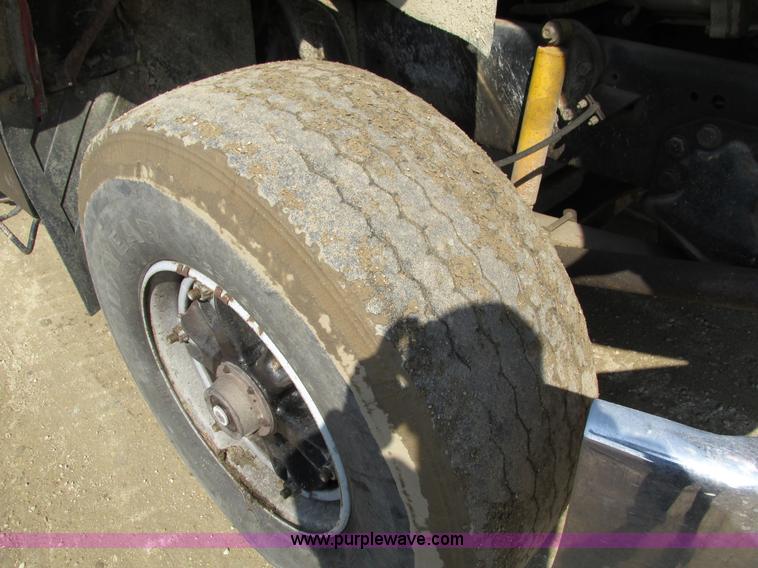 image for item I4042 1985 Ford L9000 dump truck