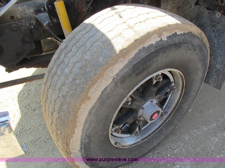 image for item I4042 1985 Ford L9000 dump truck