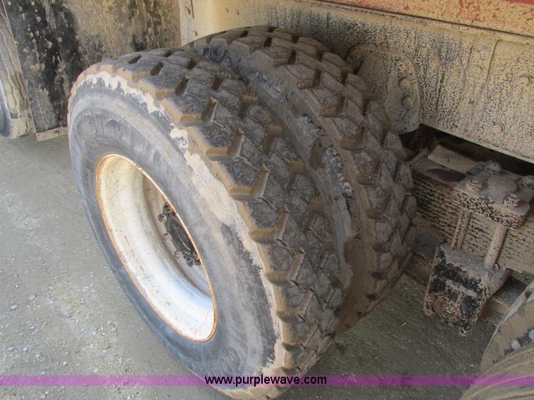 image for item I4042 1985 Ford L9000 dump truck