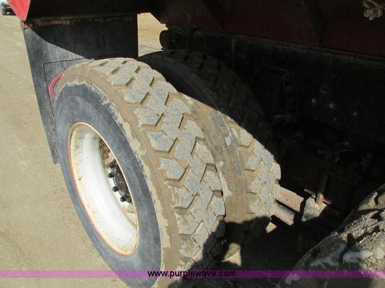 image for item I4042 1985 Ford L9000 dump truck