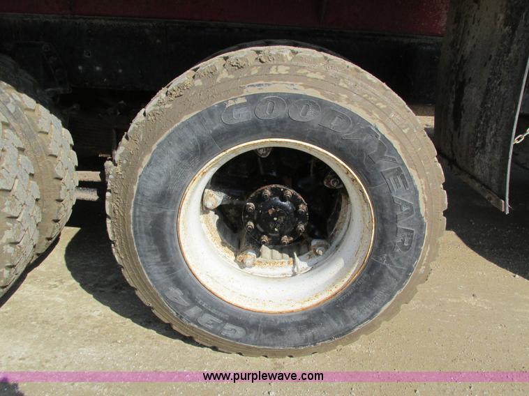 image for item I4042 1985 Ford L9000 dump truck