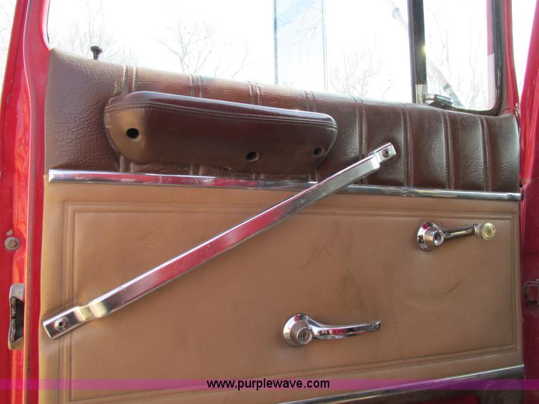 image for item I4042 1985 Ford L9000 dump truck