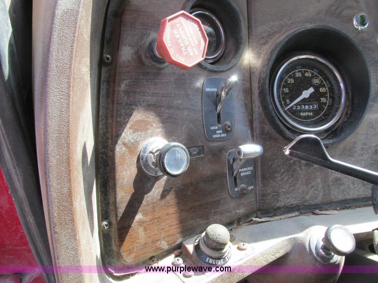 image for item I4042 1985 Ford L9000 dump truck