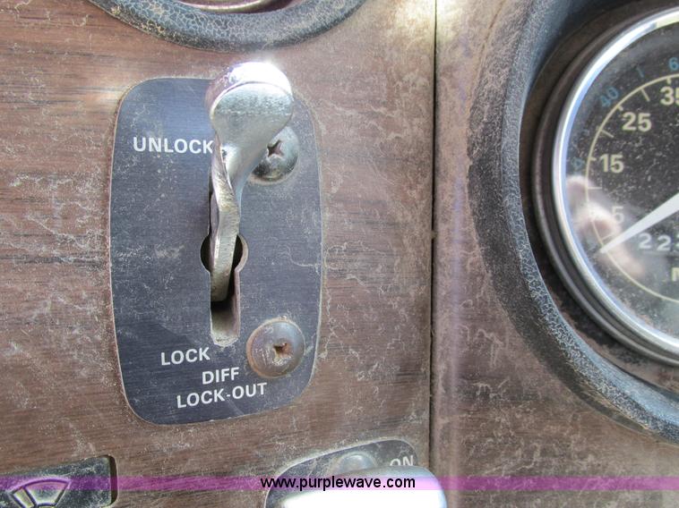 image for item I4042 1985 Ford L9000 dump truck