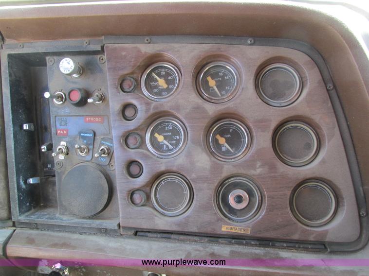 image for item I4042 1985 Ford L9000 dump truck