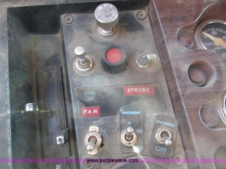 image for item I4042 1985 Ford L9000 dump truck