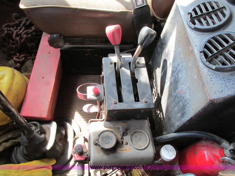 image for item I4042 1985 Ford L9000 dump truck