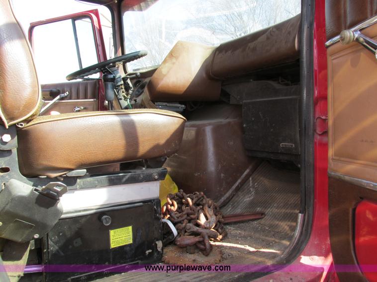 image for item I4042 1985 Ford L9000 dump truck