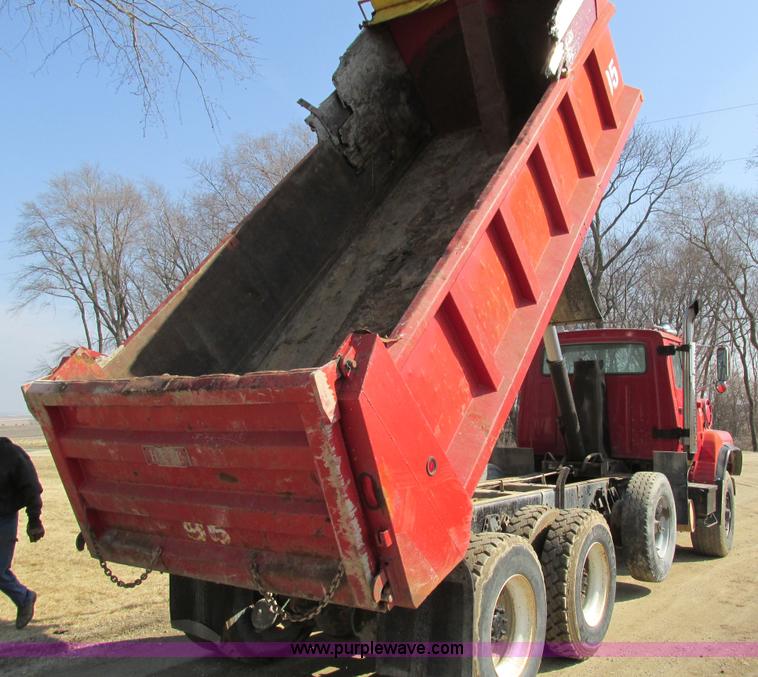 image for item I4042 1985 Ford L9000 dump truck