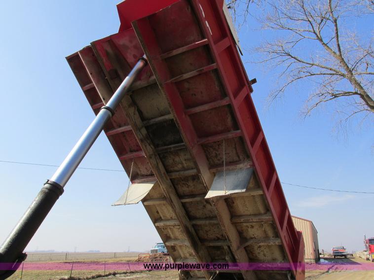 image for item I4042 1985 Ford L9000 dump truck