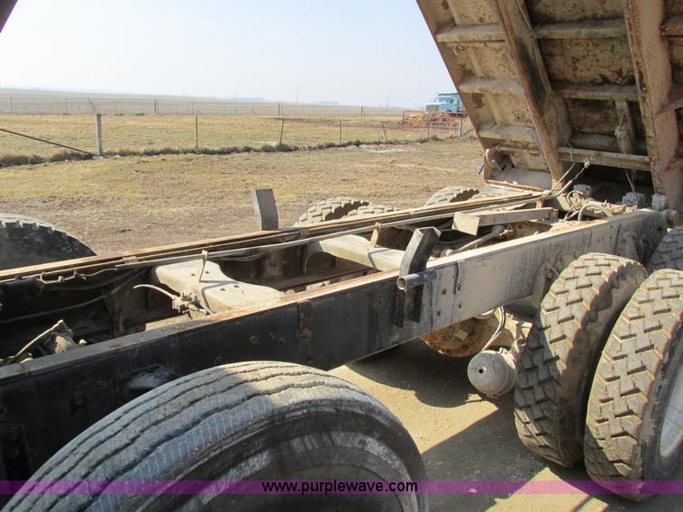 image for item I4042 1985 Ford L9000 dump truck