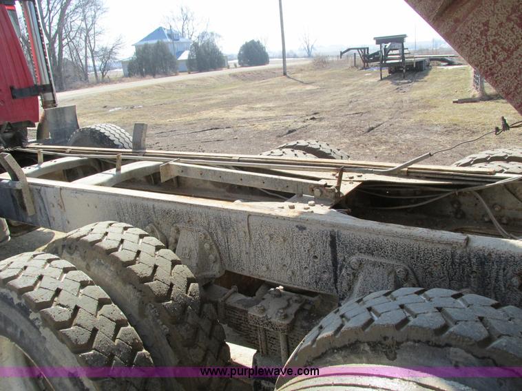 image for item I4042 1985 Ford L9000 dump truck