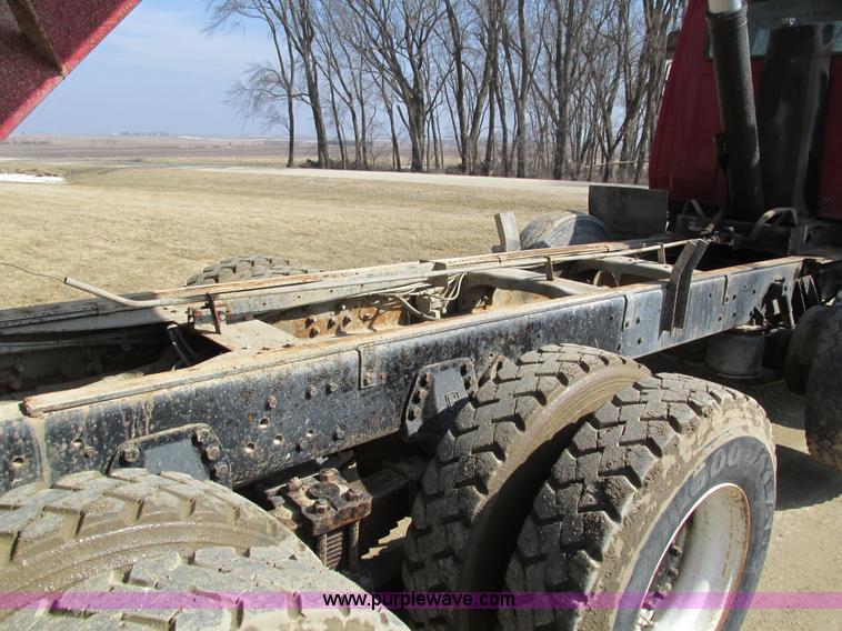 image for item I4042 1985 Ford L9000 dump truck