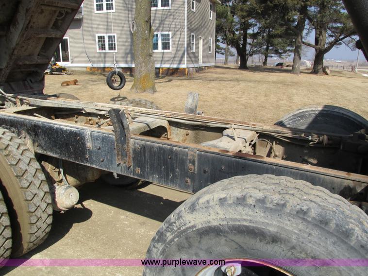 image for item I4042 1985 Ford L9000 dump truck