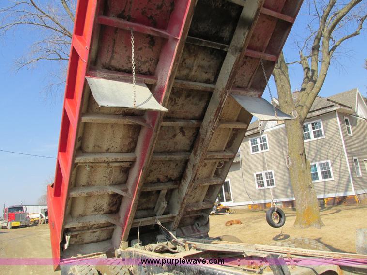 image for item I4042 1985 Ford L9000 dump truck