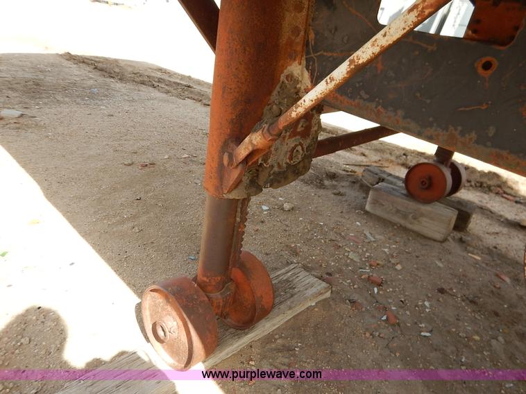 image for item I5005 1953 Fruehauf dry van trailer