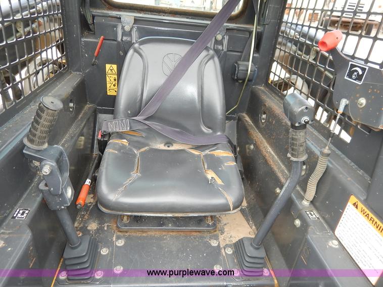 image for item I5006 2004 New Holland LS140 skid steer