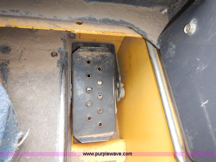 image for item I5006 2004 New Holland LS140 skid steer