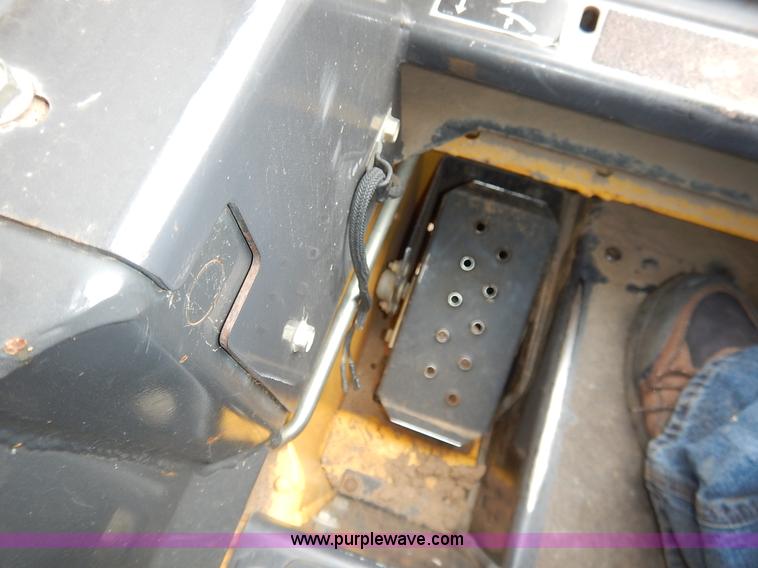 image for item I5006 2004 New Holland LS140 skid steer