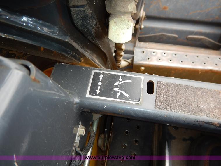 image for item I5006 2004 New Holland LS140 skid steer