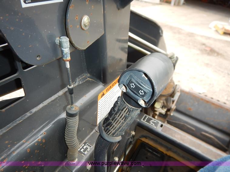 image for item I5006 2004 New Holland LS140 skid steer