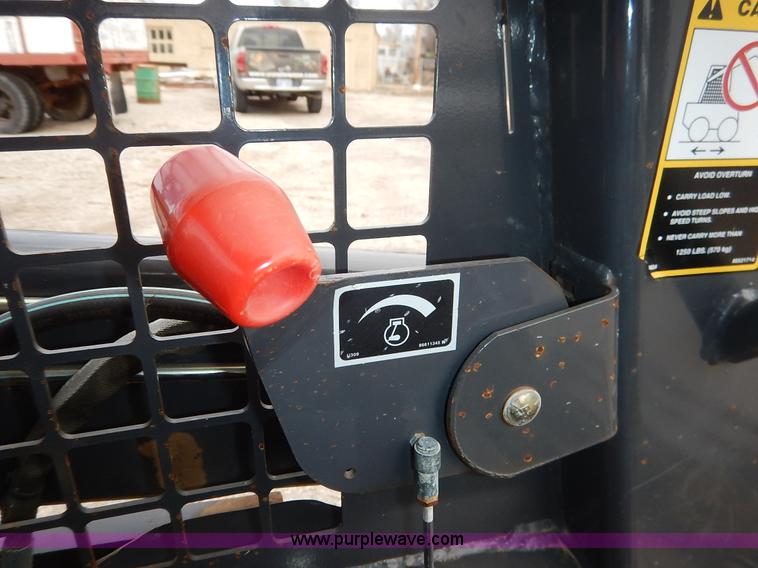 image for item I5006 2004 New Holland LS140 skid steer