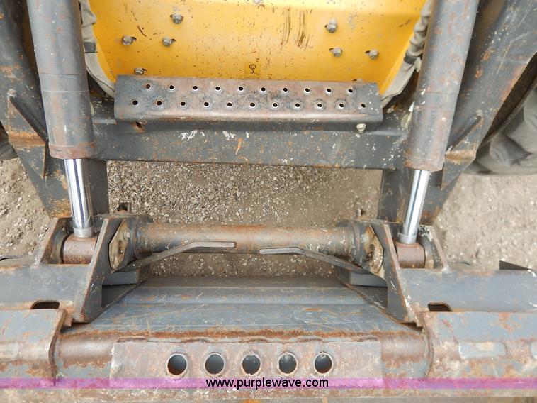 image for item I5006 2004 New Holland LS140 skid steer