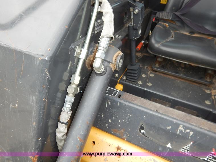 image for item I5006 2004 New Holland LS140 skid steer