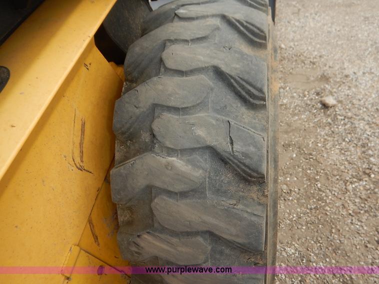 image for item I5006 2004 New Holland LS140 skid steer