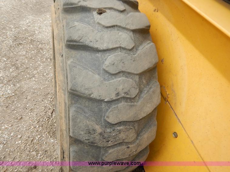 image for item I5006 2004 New Holland LS140 skid steer