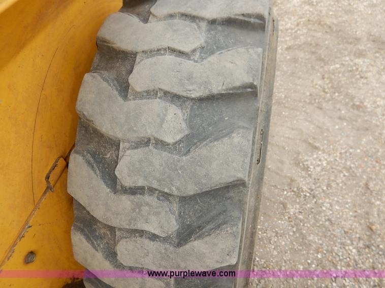 image for item I5006 2004 New Holland LS140 skid steer