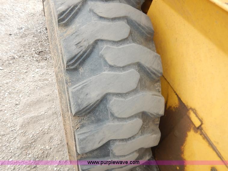 image for item I5006 2004 New Holland LS140 skid steer