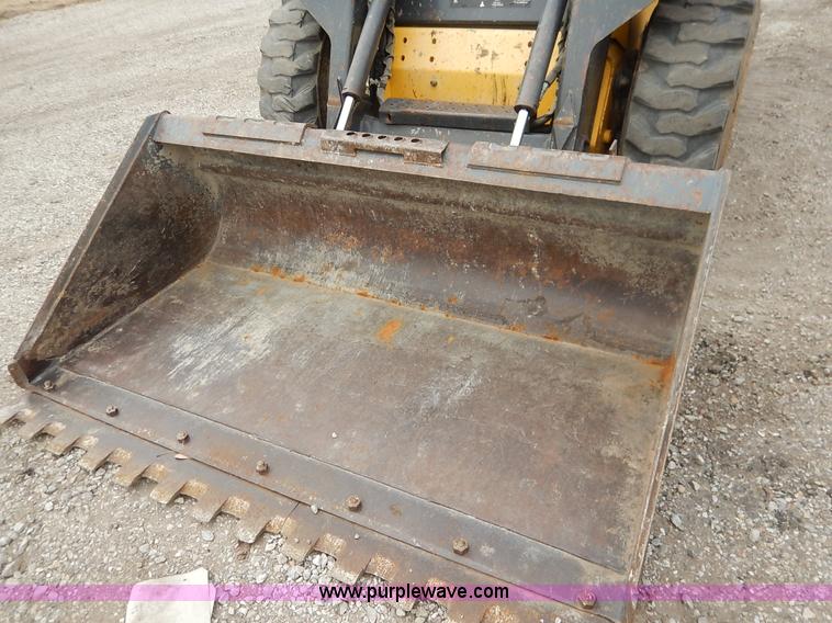 image for item I5006 2004 New Holland LS140 skid steer